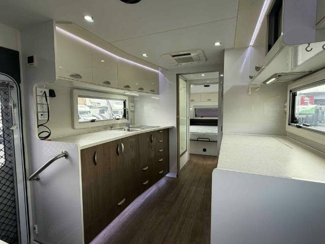 USED 2015 ROADSTAR DAINTREE REAR CLUB CARAVAN 2 AXLE