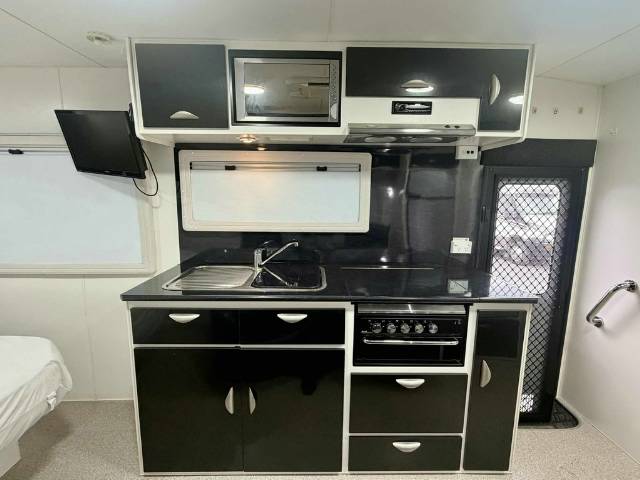 USED 2014 CRUSADER MUSKETEER ATHOS CARAVAN 2 AXLE