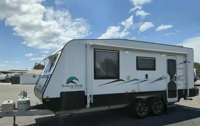 USED 2018 SNOWY RIVER SR19