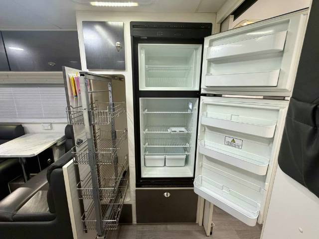 USED 2017 RETREAT FRASER SINGLE BEDS CARAVAN 2 AXLE