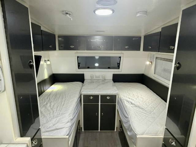 USED 2017 RETREAT FRASER SINGLE BEDS CARAVAN 2 AXLE