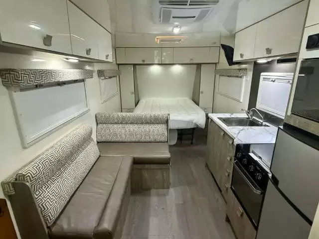 USED 2016 WINNEBAGO BURKE 580B