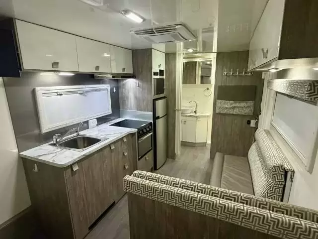 USED 2016 WINNEBAGO BURKE 580B