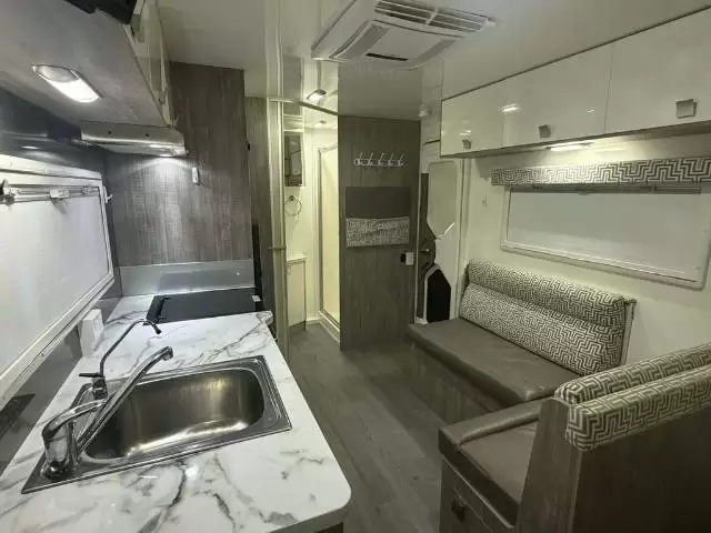 USED 2016 WINNEBAGO BURKE 580B