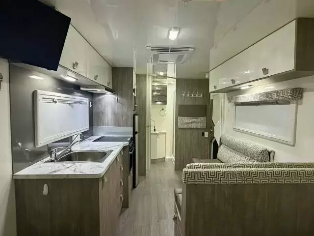 USED 2016 WINNEBAGO BURKE 580B
