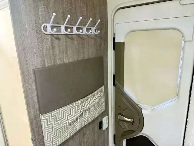 USED 2016 WINNEBAGO BURKE 580B