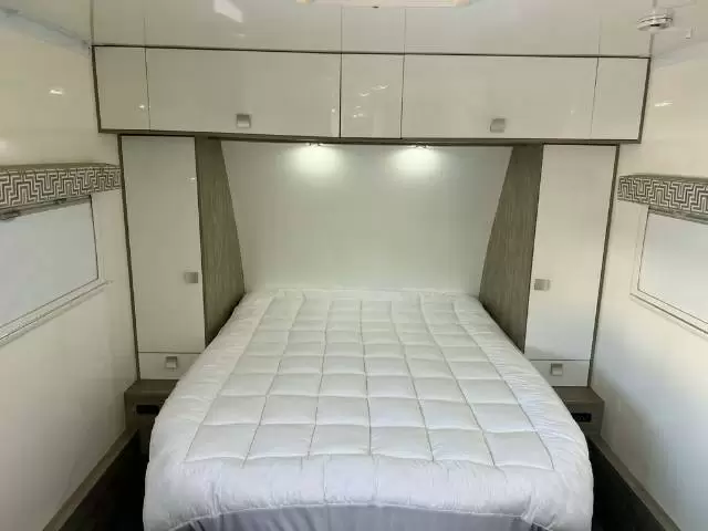 USED 2016 WINNEBAGO BURKE 580B