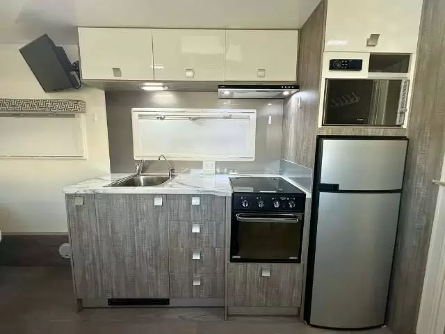 USED 2016 WINNEBAGO BURKE 580B