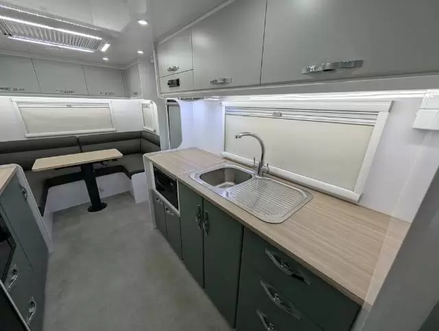 https://media-caravea.syd1.digitaloceanspaces.com/caravans/6EC18247/image-8.webp?q=VUsAVTScA4
