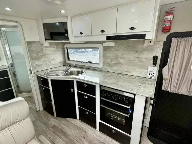 USED 2018 OPTION RV TRACTION