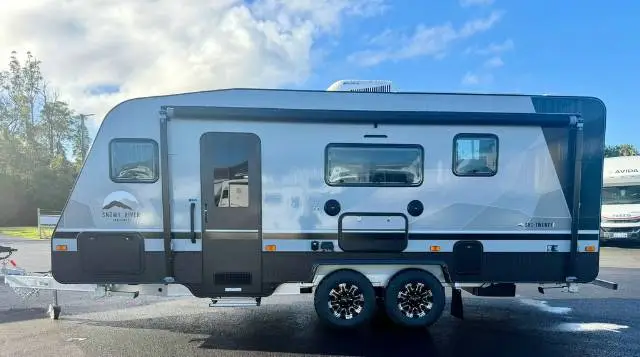 https://media-caravea.syd1.digitaloceanspaces.com/caravans/6EC20082/image-1.webp?q=AIzhPm7lnd