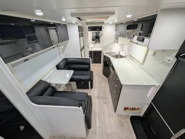 https://media-caravea.syd1.digitaloceanspaces.com/caravans/6EC20086/image-9.webp?q=EQA2cyJstk