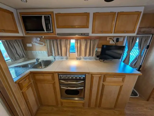USED 2006 SUNSEEKER TRAVELLER