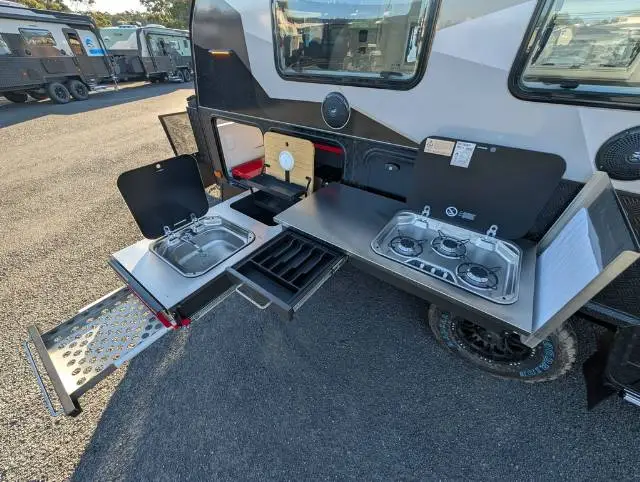 https://media-caravea.syd1.digitaloceanspaces.com/caravans/6EC20571/image-7.webp?q=FTMyAjN2fE