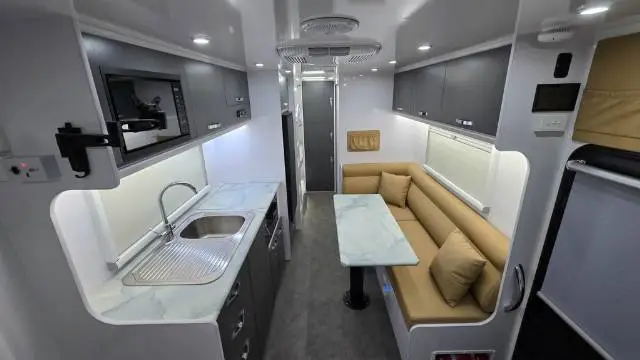 https://media-caravea.syd1.digitaloceanspaces.com/caravans/6EC20699/image-9.webp?q=uo71Vkn6Jq