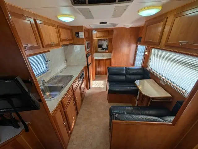 USED 2010 EMPIRE LUXOR ISLAND BED