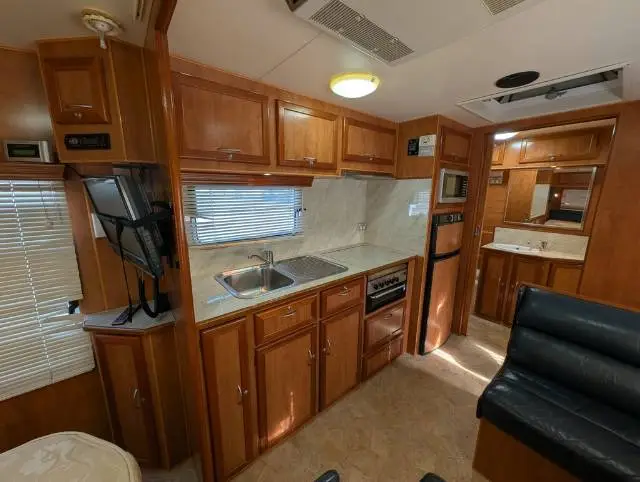 USED 2010 EMPIRE LUXOR ISLAND BED