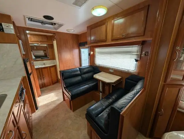 USED 2010 EMPIRE LUXOR ISLAND BED