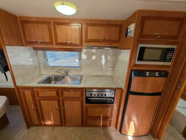 USED 2010 EMPIRE LUXOR ISLAND BED