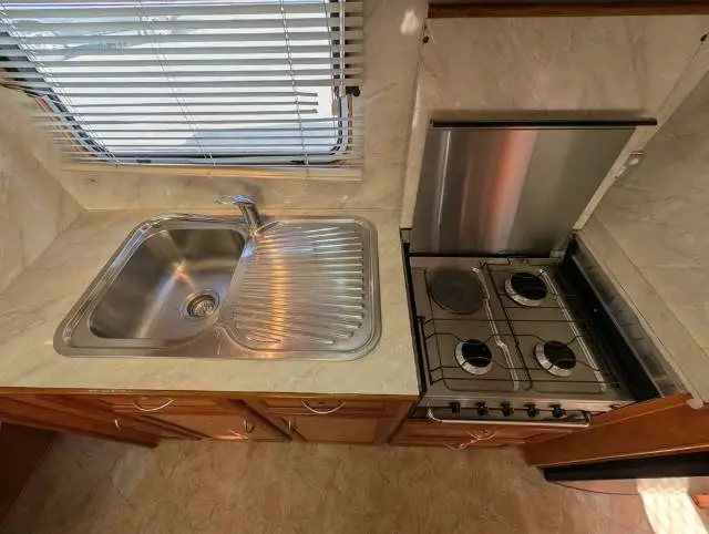 USED 2010 EMPIRE LUXOR ISLAND BED