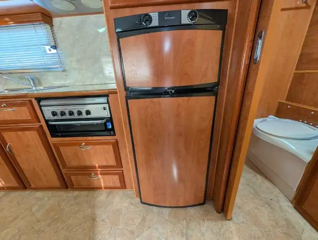 USED 2010 EMPIRE LUXOR ISLAND BED