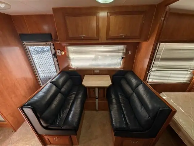 USED 2010 EMPIRE LUXOR ISLAND BED