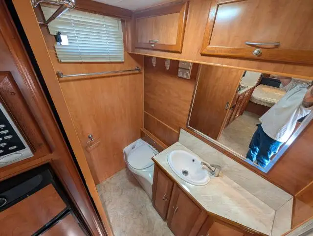 USED 2010 EMPIRE LUXOR ISLAND BED