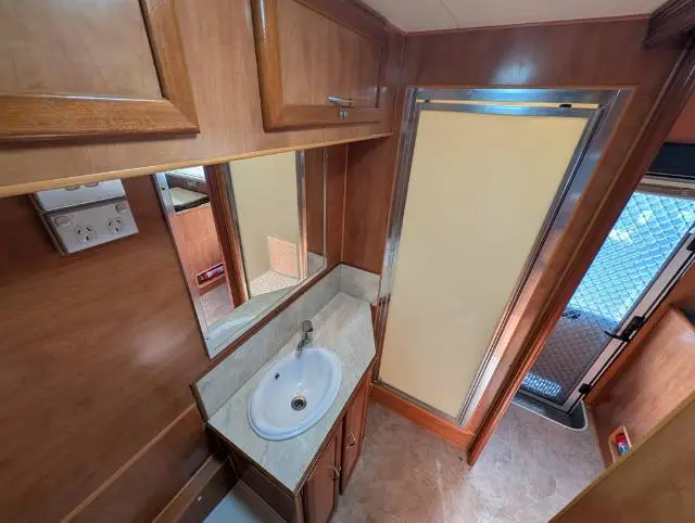 USED 2010 EMPIRE LUXOR ISLAND BED