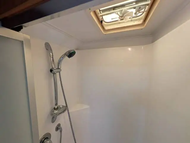 USED 2010 EMPIRE LUXOR ISLAND BED