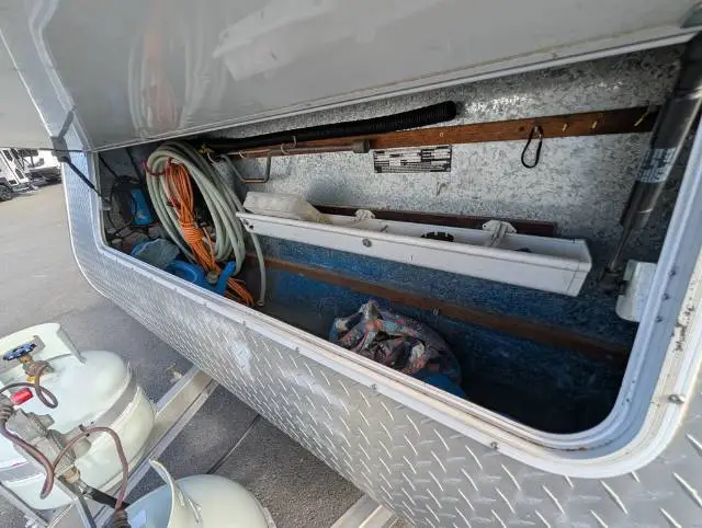 USED 2010 EMPIRE LUXOR ISLAND BED