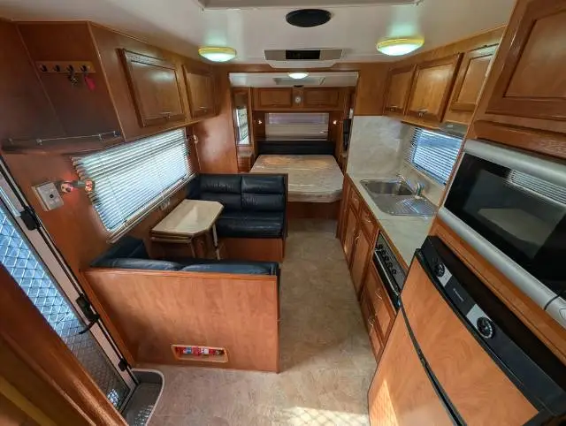 USED 2010 EMPIRE LUXOR ISLAND BED