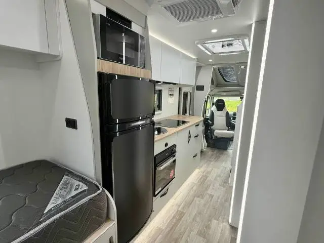 USED 2025 AVAN OVATION M6 TITANIUM SINGLE BEDS