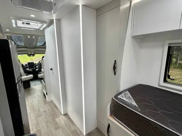 USED 2025 AVAN OVATION M6 TITANIUM SINGLE BEDS