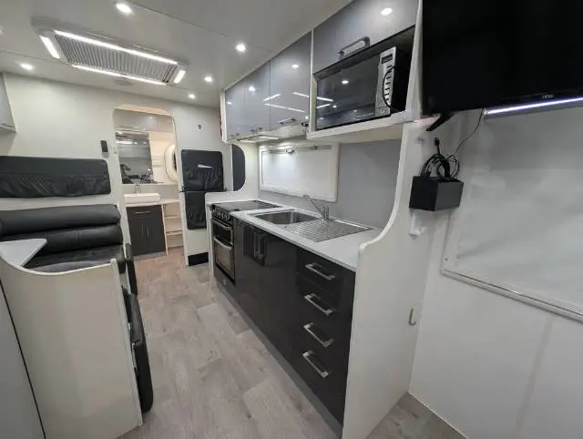 USED 2019 NEW AGE CARAVANS MANTARAY MR18 ENDURO