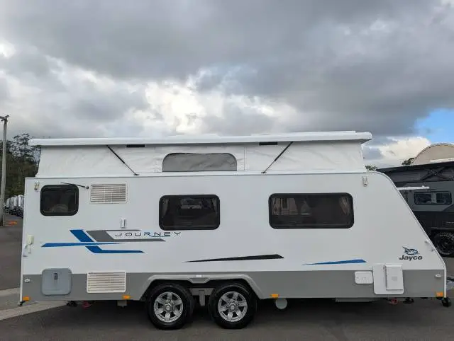 USED 2017 JAYCO JOURNEY 17.56-9