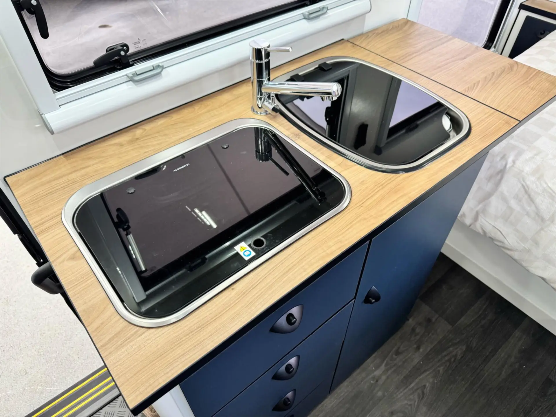 https://media-caravea.syd1.digitaloceanspaces.com/caravans/95EIC11009/exterior-10.webp