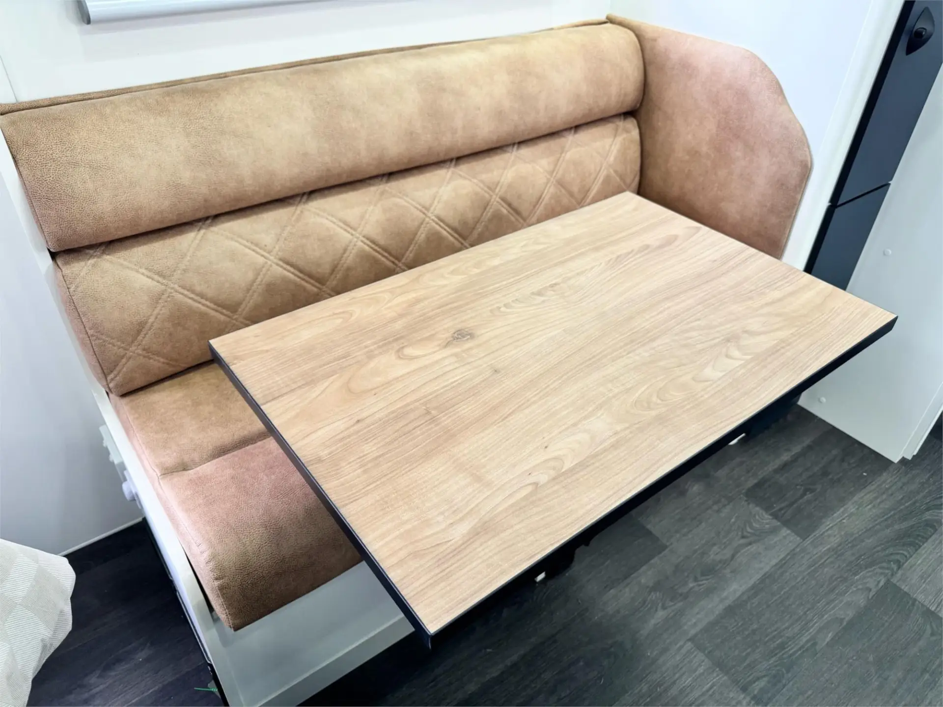https://media-caravea.syd1.digitaloceanspaces.com/caravans/95EIC11009/exterior-12.webp