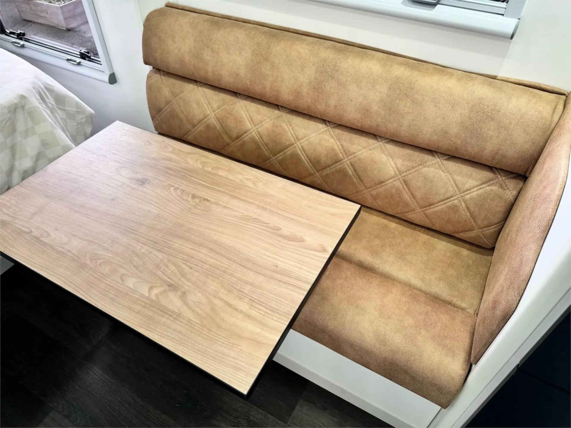 https://media-caravea.syd1.digitaloceanspaces.com/caravans/95EIC11009/exterior-13.webp