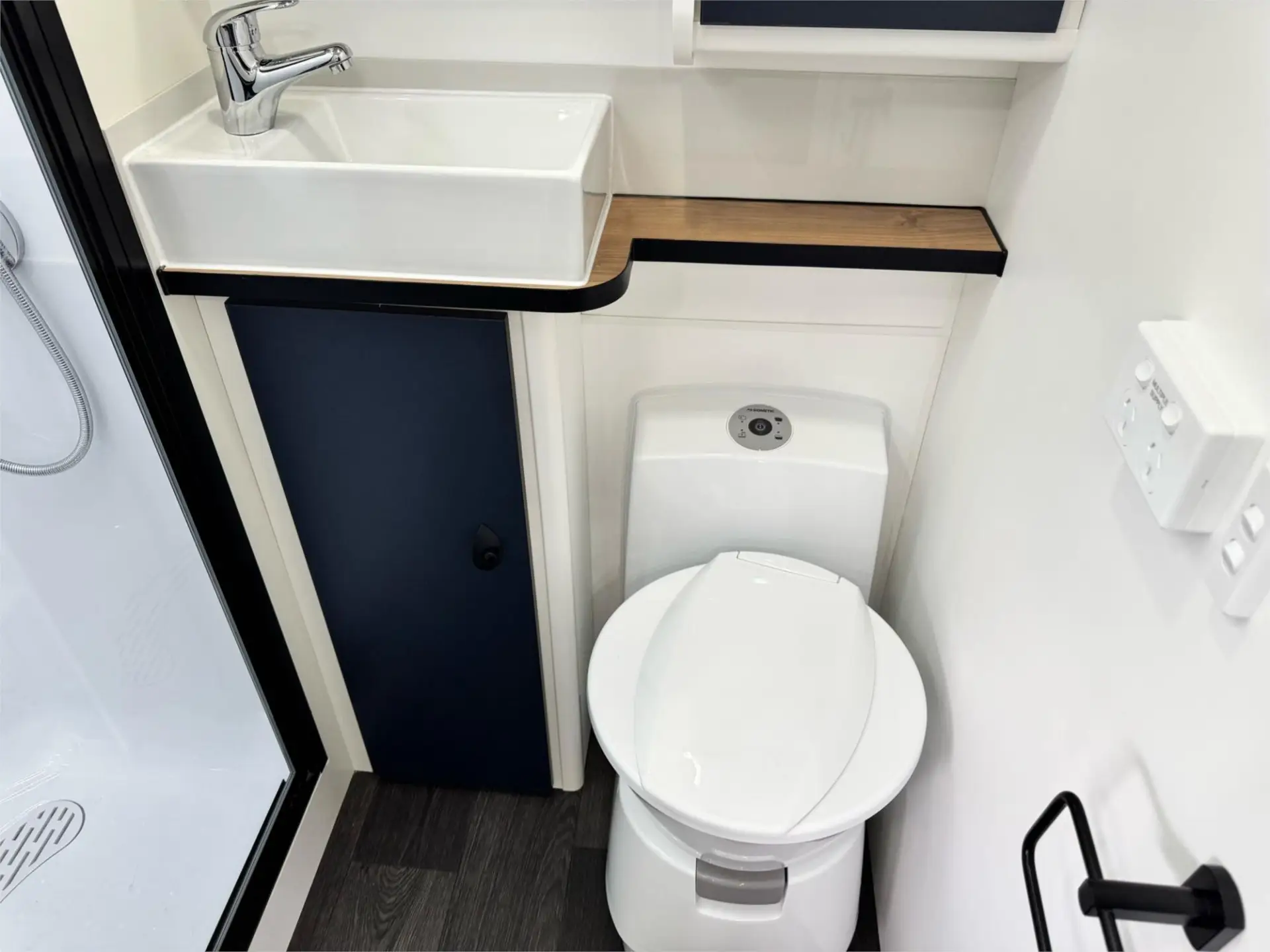 https://media-caravea.syd1.digitaloceanspaces.com/caravans/95EIC11009/exterior-15.webp
