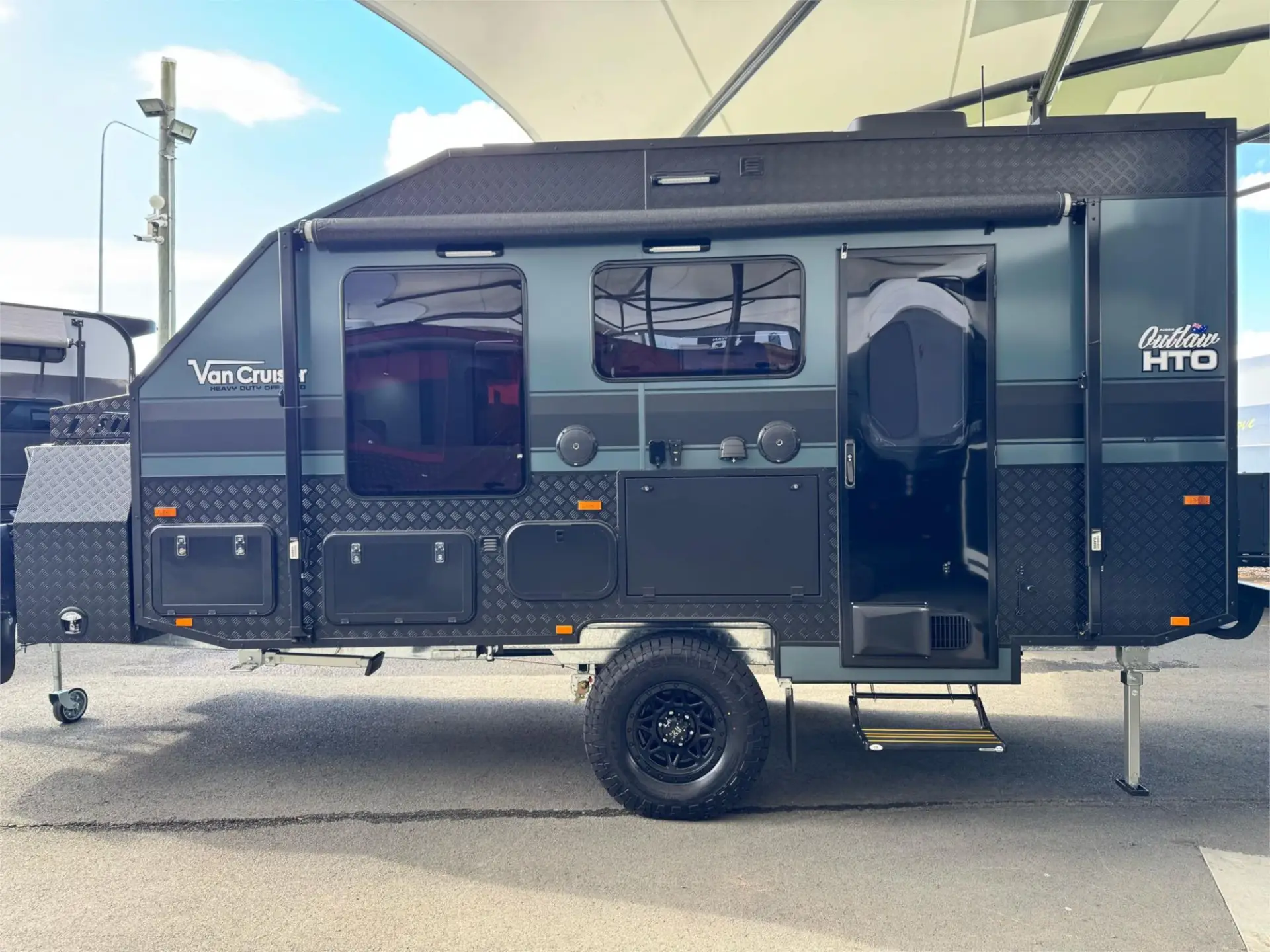https://media-caravea.syd1.digitaloceanspaces.com/caravans/95EIC11009/exterior-6.webp