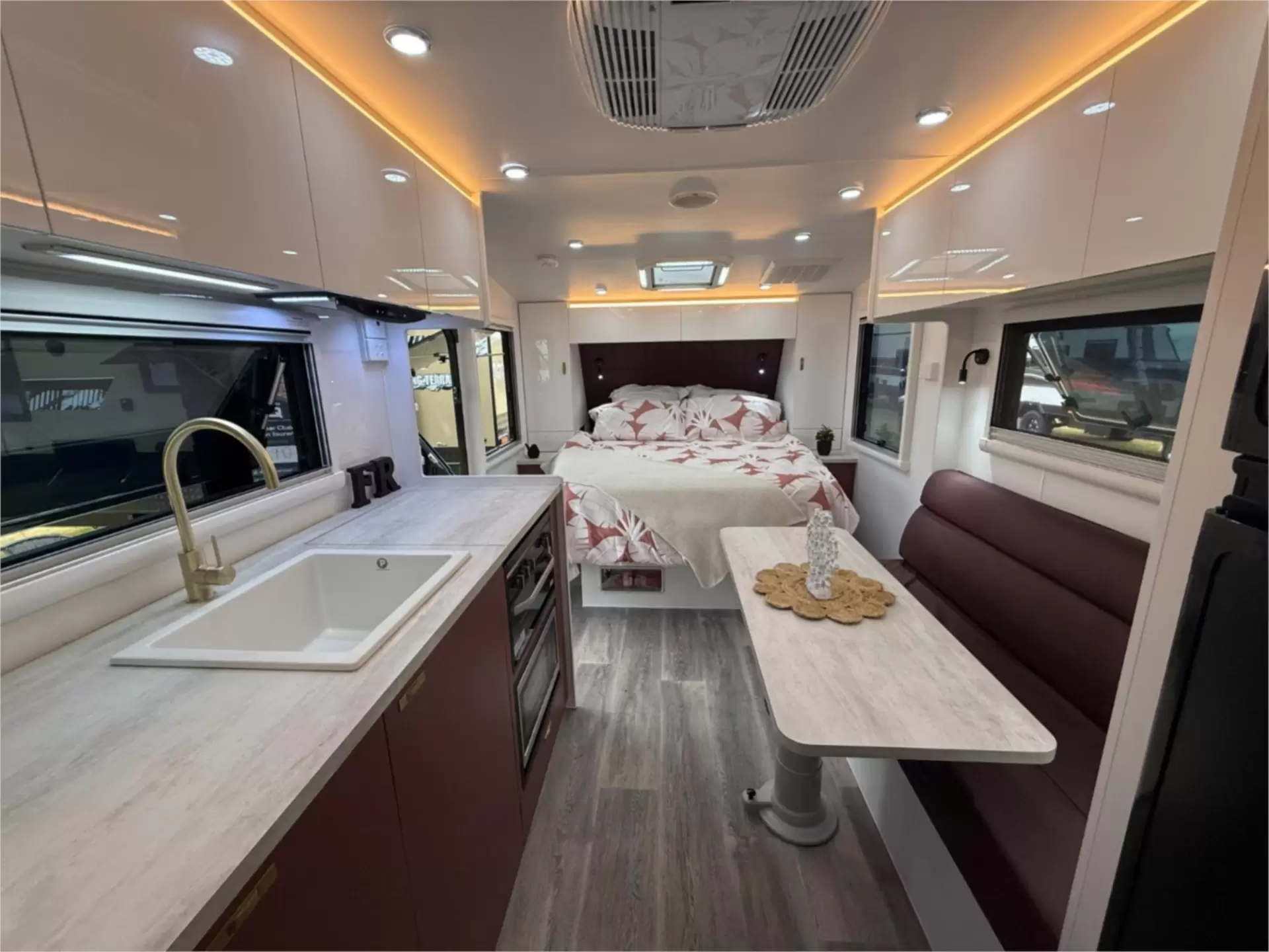 https://media-caravea.syd1.digitaloceanspaces.com/caravans/95EIC11042/exterior-1.webp
