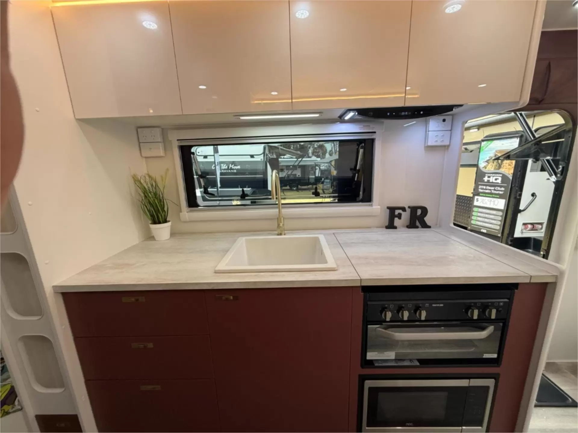 https://media-caravea.syd1.digitaloceanspaces.com/caravans/95EIC11042/exterior-10.webp