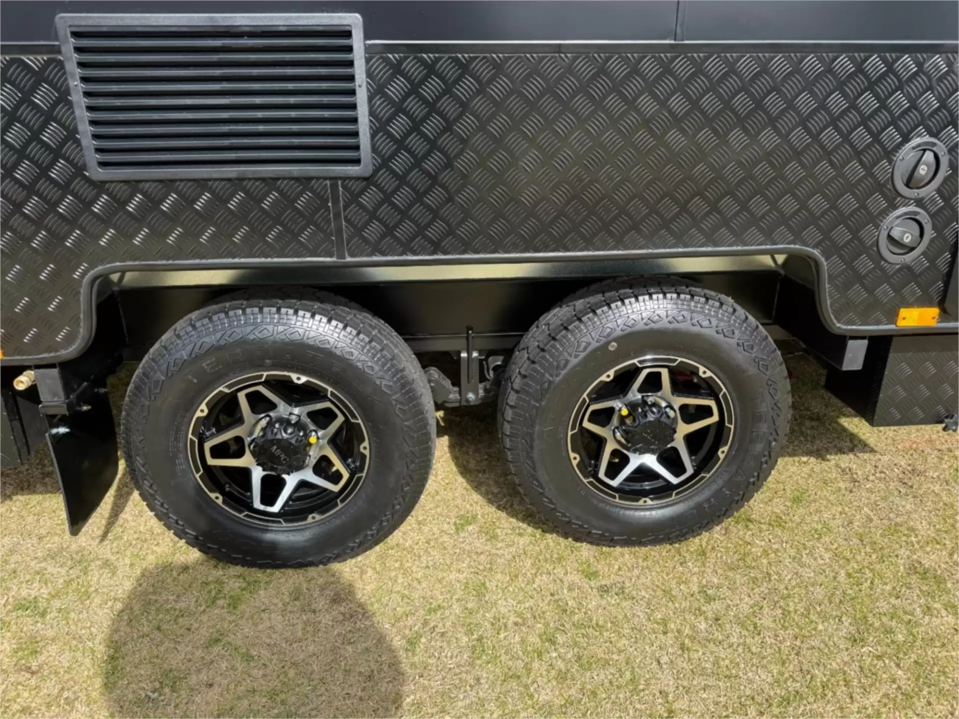https://media-caravea.syd1.digitaloceanspaces.com/caravans/95EIC11042/exterior-19.webp