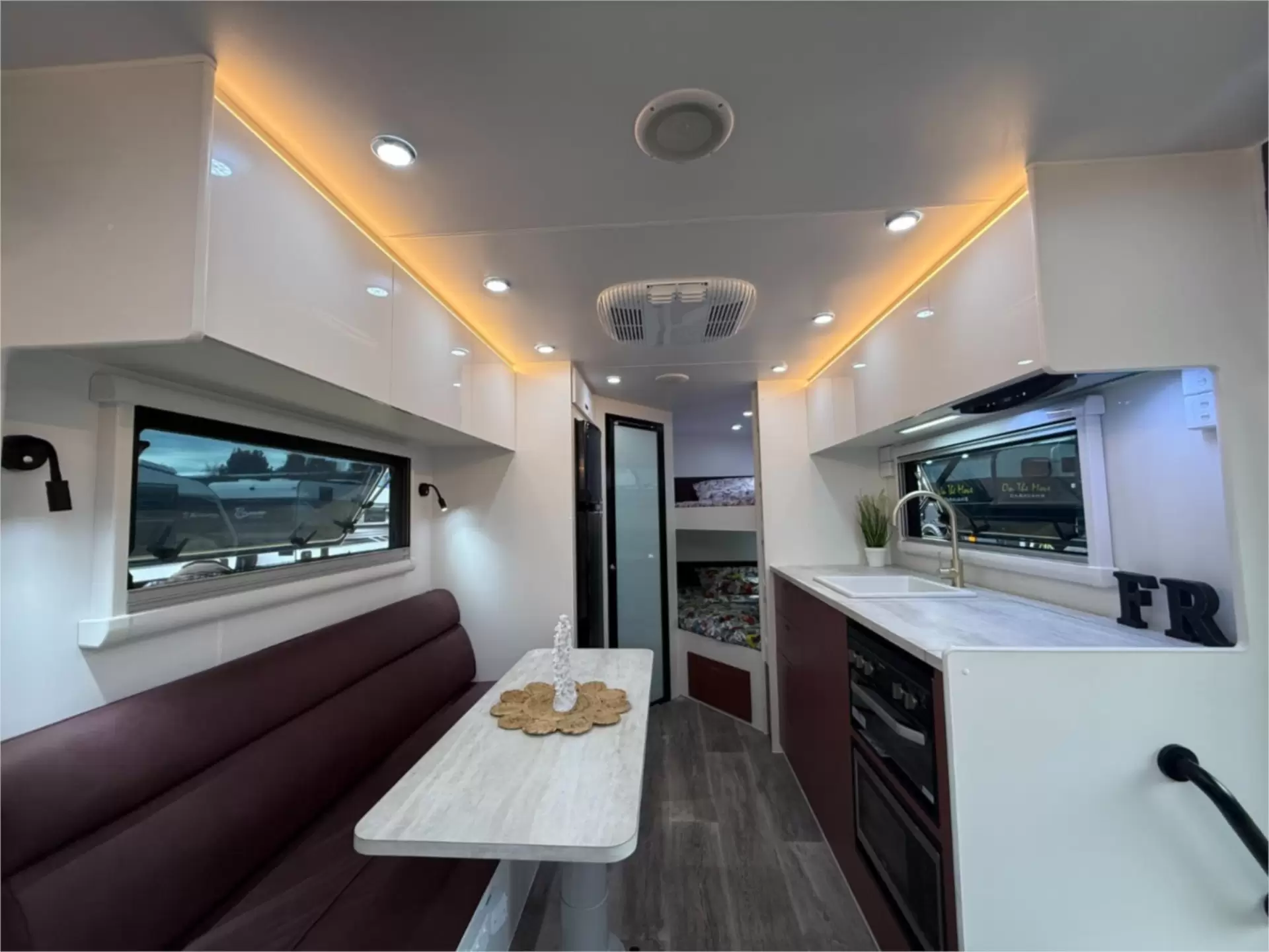 https://media-caravea.syd1.digitaloceanspaces.com/caravans/95EIC11042/exterior-2.webp