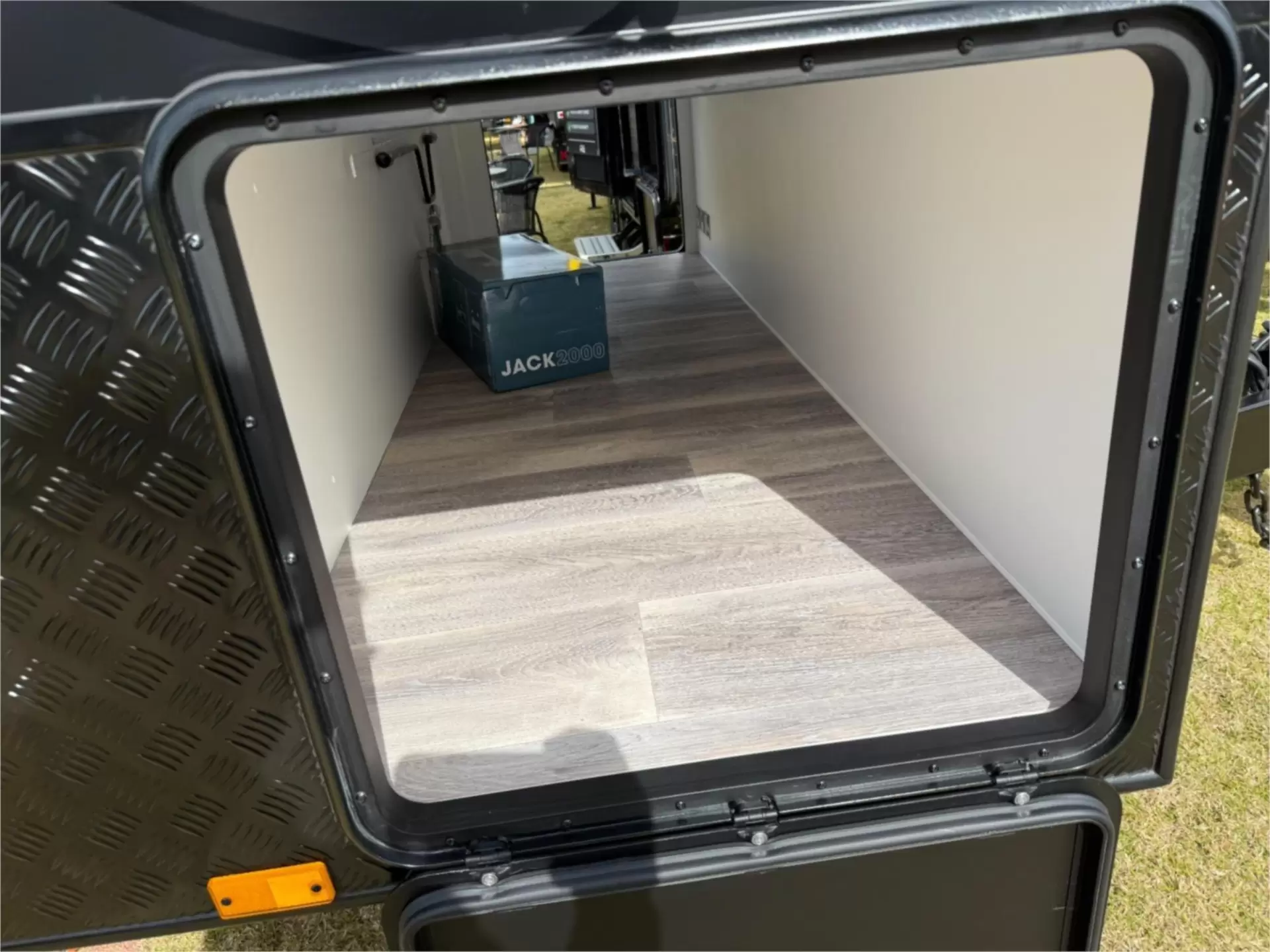 https://media-caravea.syd1.digitaloceanspaces.com/caravans/95EIC11042/exterior-21.webp