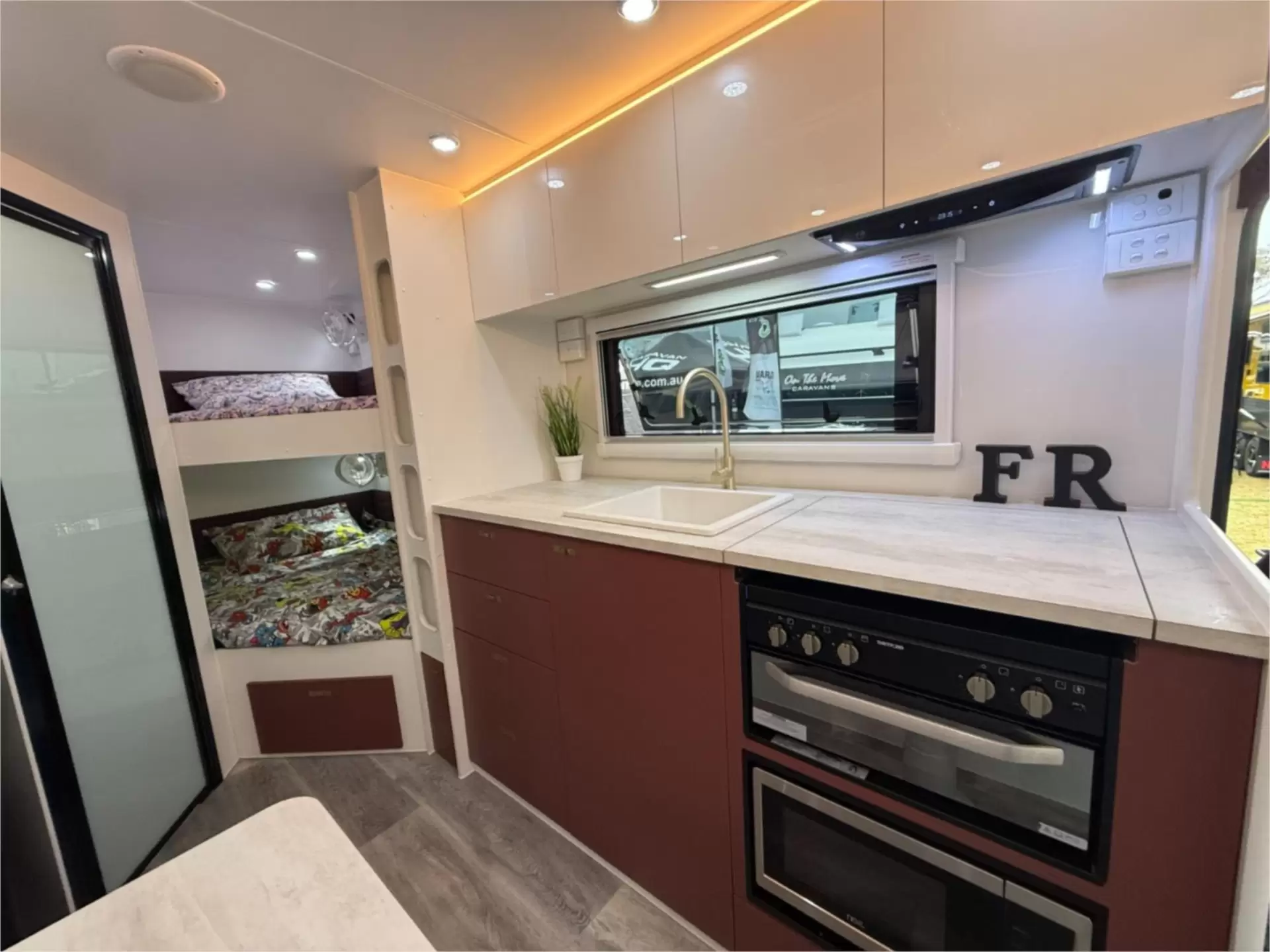 https://media-caravea.syd1.digitaloceanspaces.com/caravans/95EIC11042/exterior-3.webp
