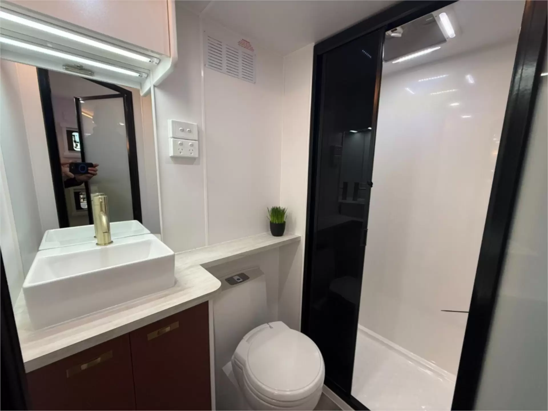 https://media-caravea.syd1.digitaloceanspaces.com/caravans/95EIC11042/exterior-5.webp