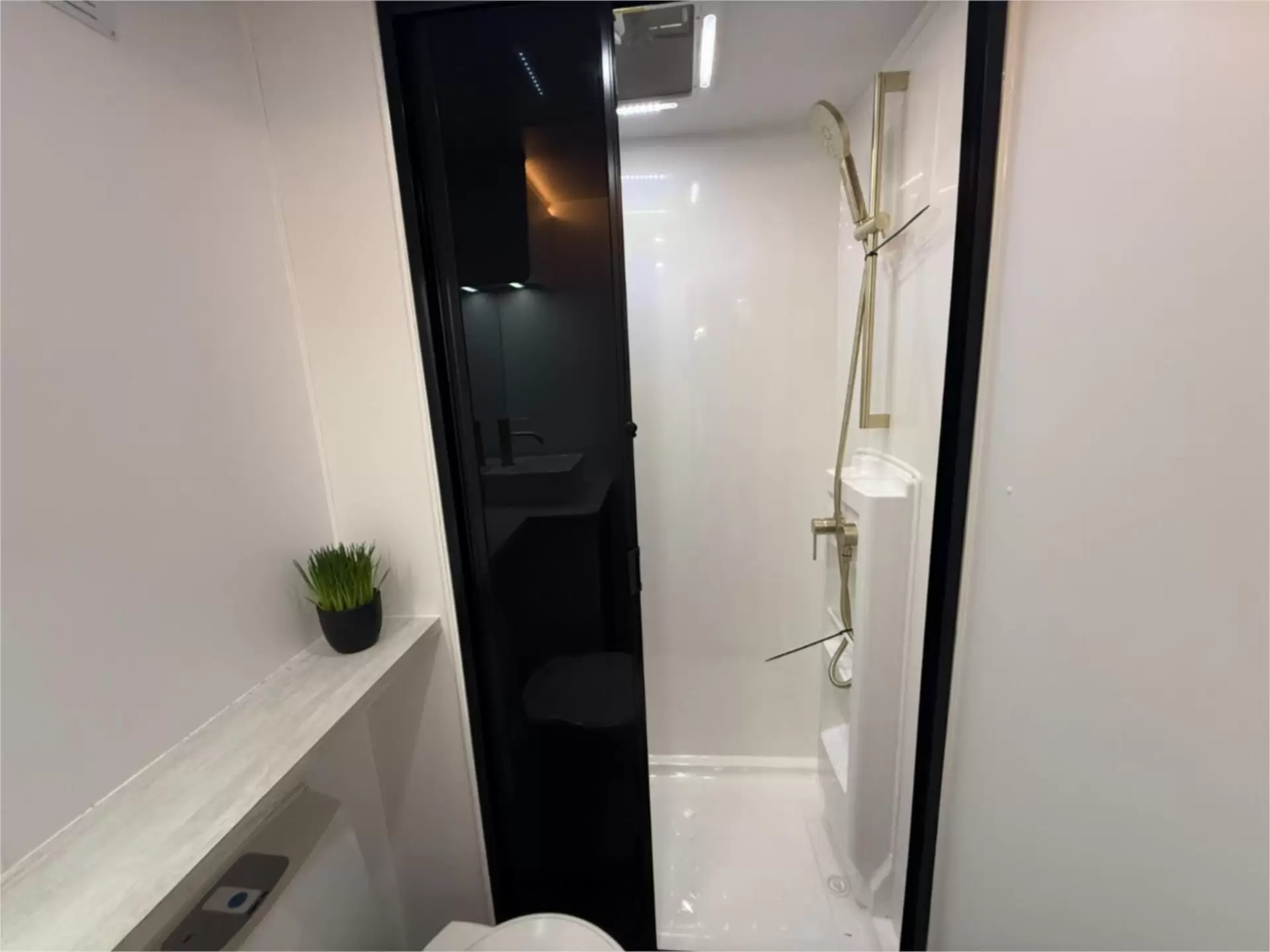 https://media-caravea.syd1.digitaloceanspaces.com/caravans/95EIC11042/exterior-6.webp