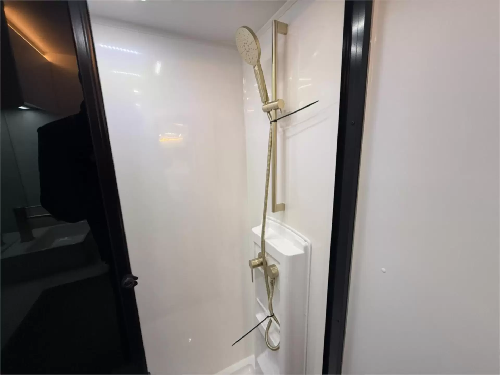 https://media-caravea.syd1.digitaloceanspaces.com/caravans/95EIC11042/exterior-7.webp