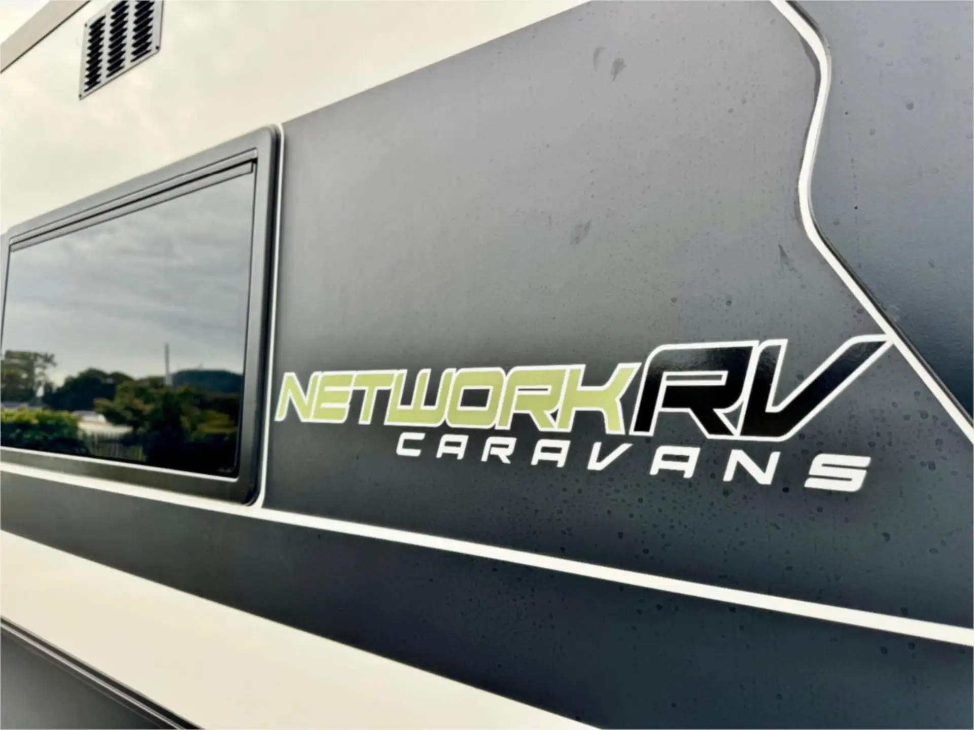 https://media-caravea.syd1.digitaloceanspaces.com/caravans/95EIC11230/exterior-14.webp